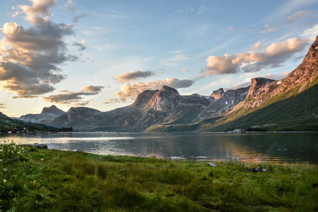 mountain and lake at sunset 135157 1024x682.jpg